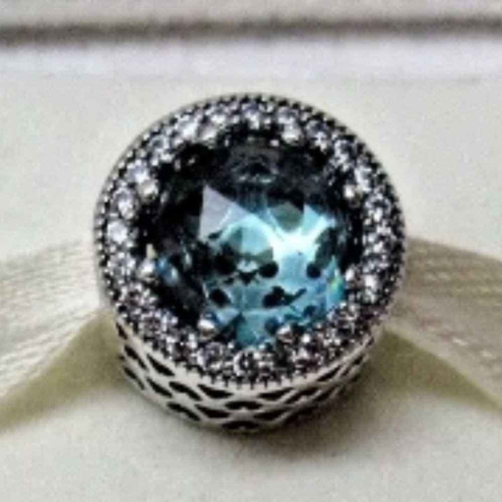 Pandora glacier blue, radiant hearts, charm - Picture 4 of 8